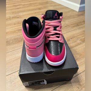 Jordan 1 Mid Coral Chalk